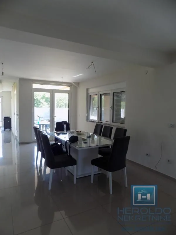 Prodaja, kuća, 327m², Ćuprija, Srbija