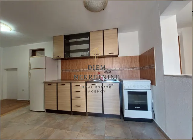 Izdavanje, dvosoban stan, 80m², Mrčevac, Tivat