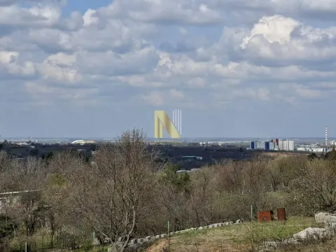 Pogled sa nekretnine na okolni pejzaž i grad u daljini. - image 4