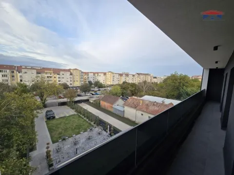 Pogled sa terase na dvorište i gradsko područje. - image 12