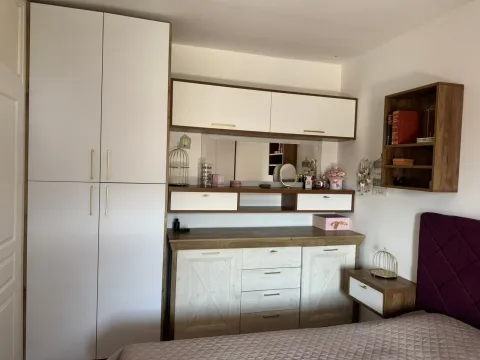 Namještena spavaća soba sa garderoberom i bračnim krevetom. - image 6