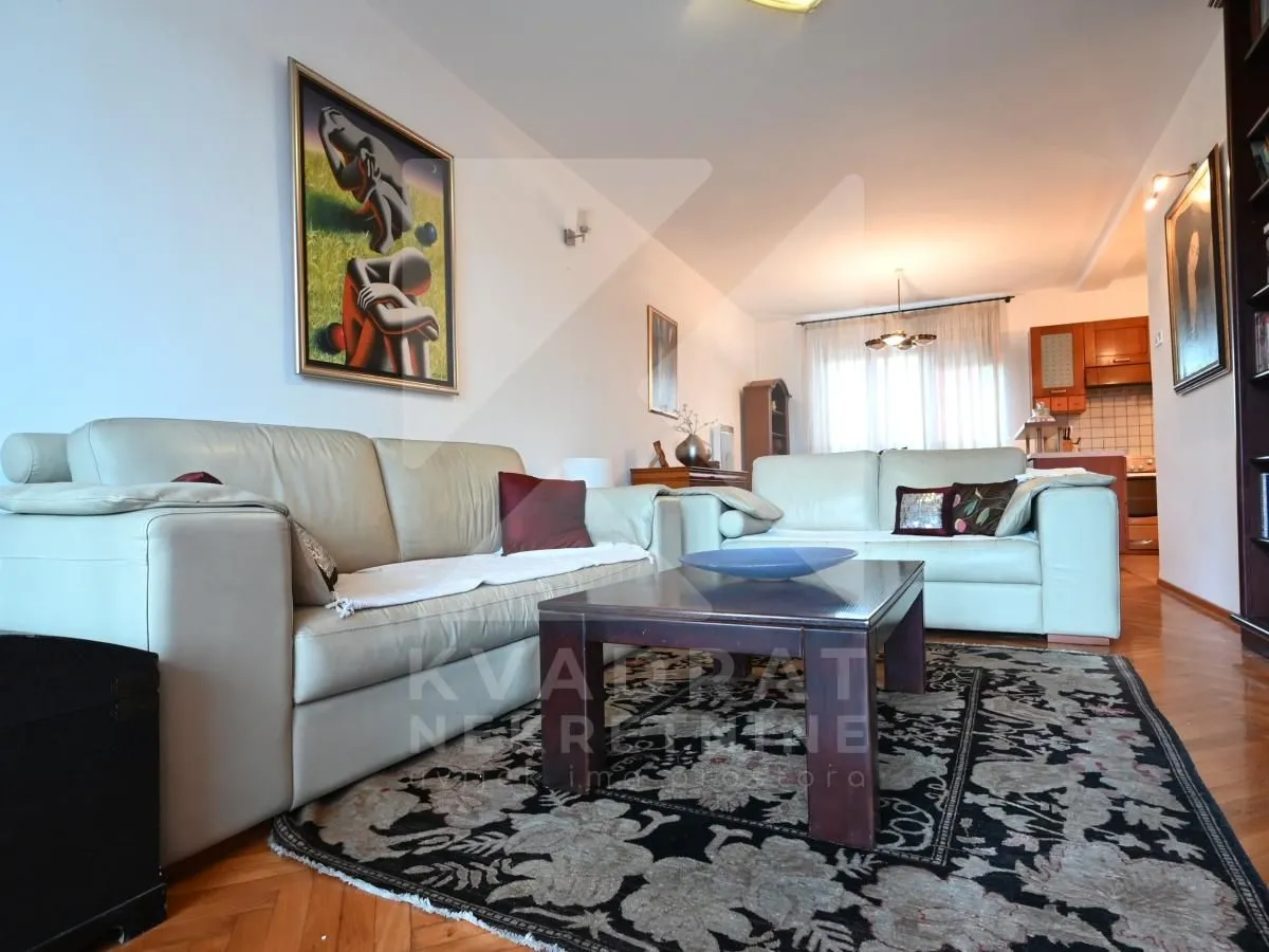 Izdavanje, trosoban stan, 86m², Centar, Podgorica