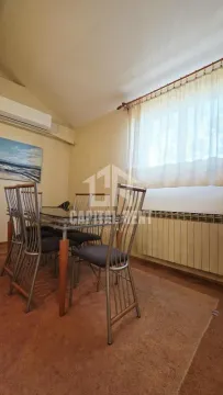 Trpezarija sa stolom, stolicama i prozorom. - image 10