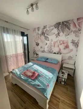 Spavaća soba sa bračnim krevetom, tapetama sa floralnim motivima i izlazom na terasu. - image 3