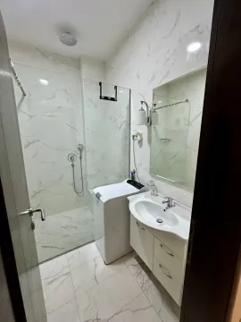Moderne kupatilo sa tuš kabinom, umivaonikom i veš mašinom. - image 10