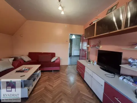 Dnevni boravak sa garniturom za sedenje, TV komodom i parketom na podu. - image 5