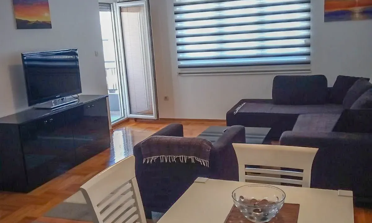 Izdavanje, jednosoban stan, 52m², Pobrežje, Podgorica