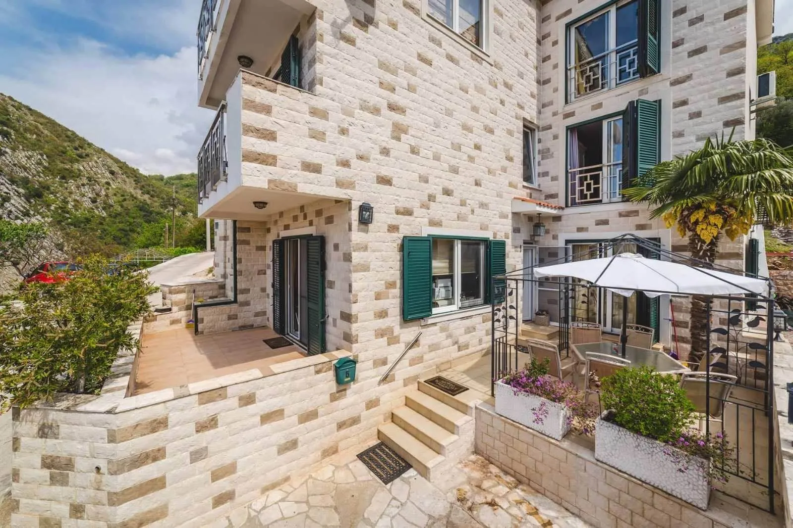 Izdavanje, kuća, 200m², Rafailovići, Budva