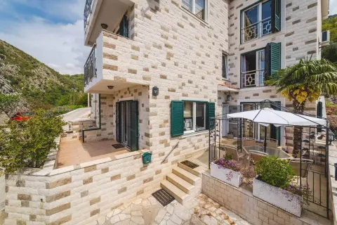 Izdavanje, kuća, 200m², Rafailovići, Budva - image 20