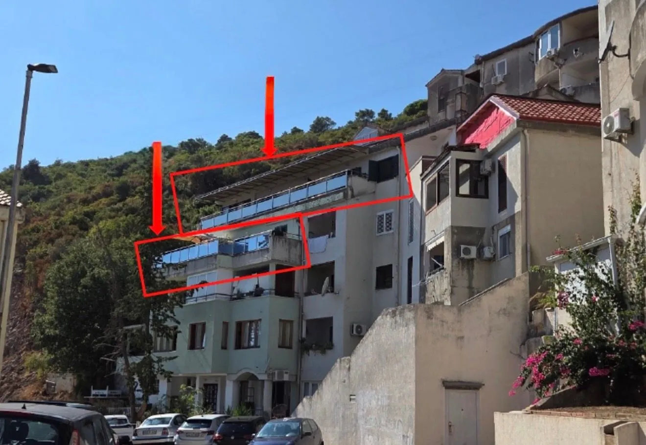 Spoljašnji izgled stambene zgrade sa označenim dijelom na spratu.