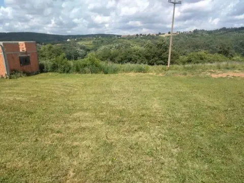 Pogled na prostrano travnato dvorište i okolni pejzaž sa zelenilom. - image 3