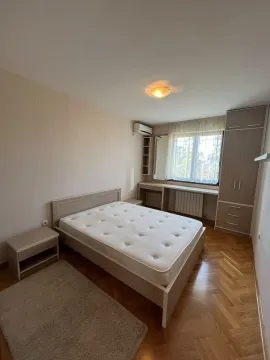 Namještena spavaća soba sa bračnim krevetom, plakarom i radnim stolom. - image 15