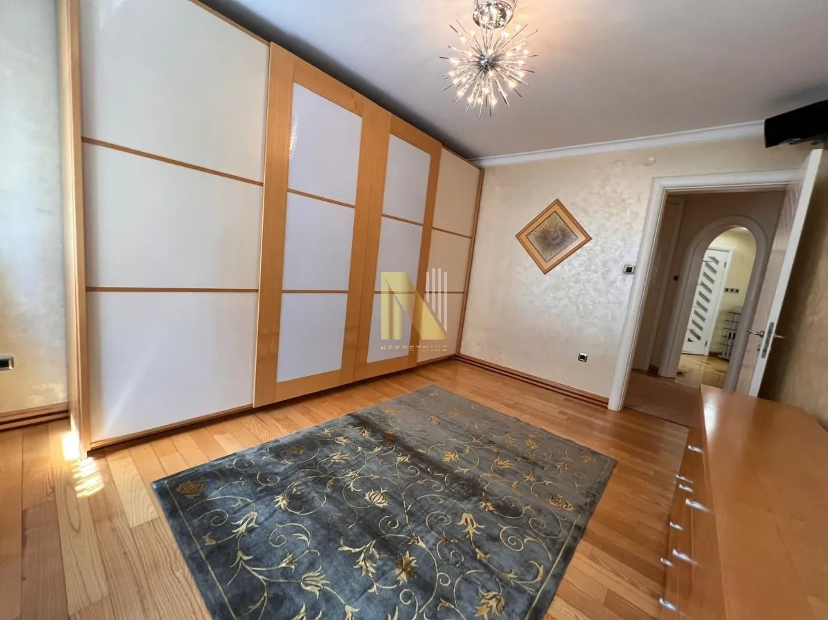 Izdavanje, četvorosoban stan, 148m², Stari grad, Novi Sad