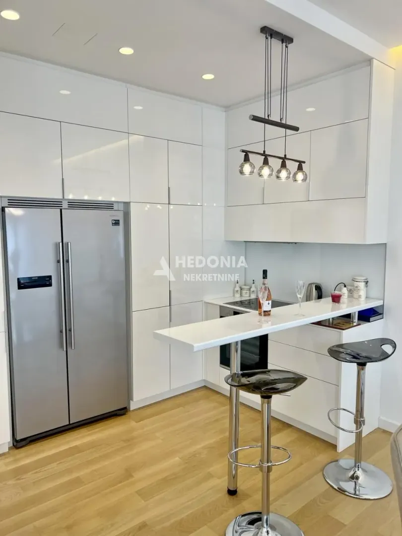 Izdavanje, trosoban stan, 205m², Novi Beograd Blok 65, Novi Beograd Sve Podlokacije