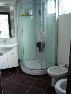 Kupatilo opremljeno tuš kabinom, umivaonikom sa ormarićem, bideom i WC šoljom. - image 7