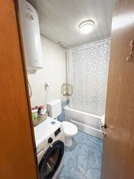 Manje kupatilo sa kadom, wc šoljom i veš mašinom. - image 3
