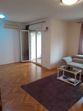 Svijetla dnevna soba sa parketom, garniturom za sjedenje i izlazom na terasu. - image 7