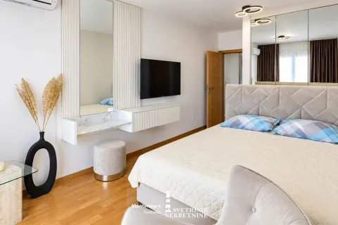 Moderna spavaća soba sa bračnim krevetom, TV-om i ogledalom. - image 13