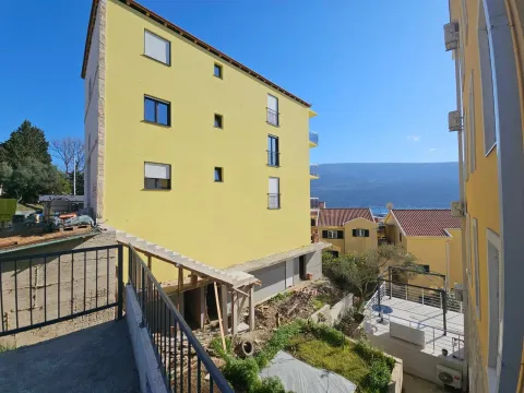 Pogled na spoljašnjost zgrade žute fasade i okolno dvorište. - image 9