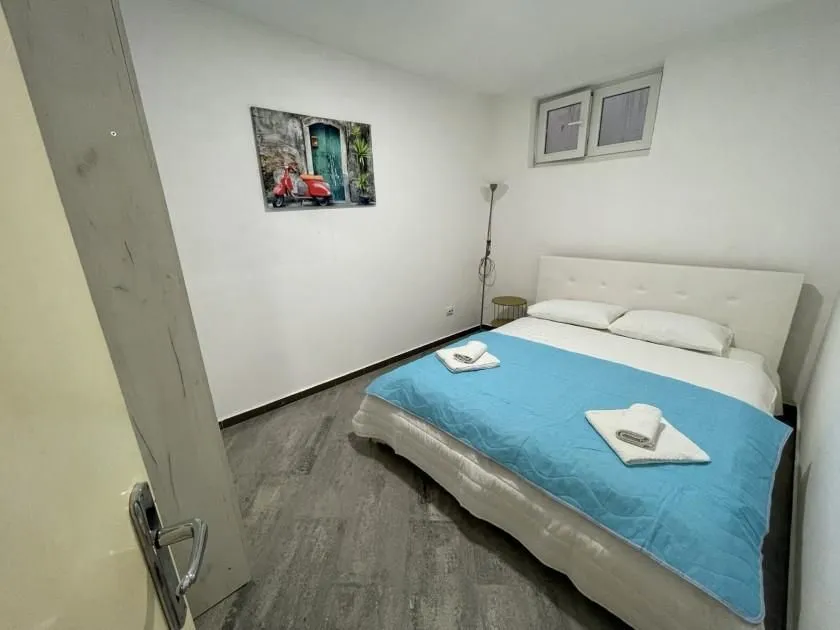 Smaller bedroom with a double bed and a picture on the wall.
