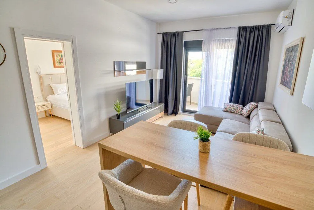 Izdavanje, jednosoban stan, 53m², Budva, Crna Gora