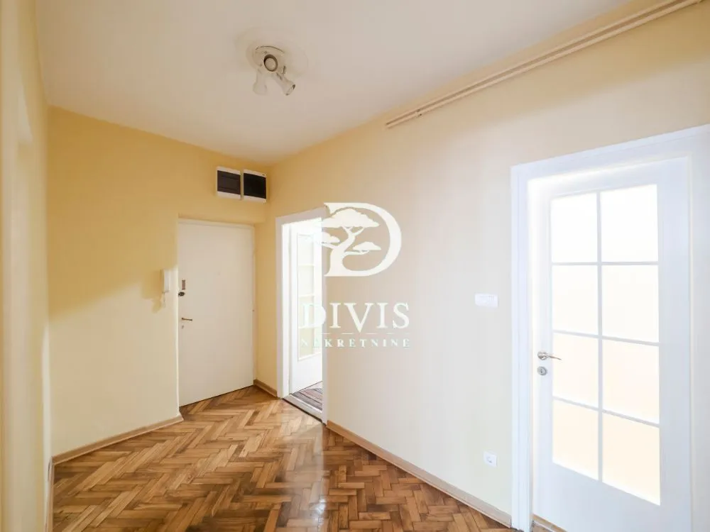 Prodaja, četvorosoban stan, 65m², Skadarlija, Beograd