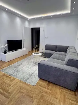 Dnevna soba sa ugaonom garniturom, televizorom i parketom. - image 11