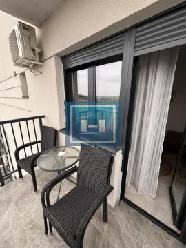 Manji namešten balkon sa stočićem i dve stolice. - image 7