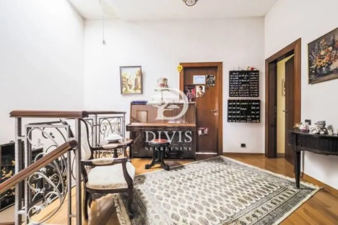 Sale, apartment, 250m², Cvetni Trg, Vračar Sve Podlokacije