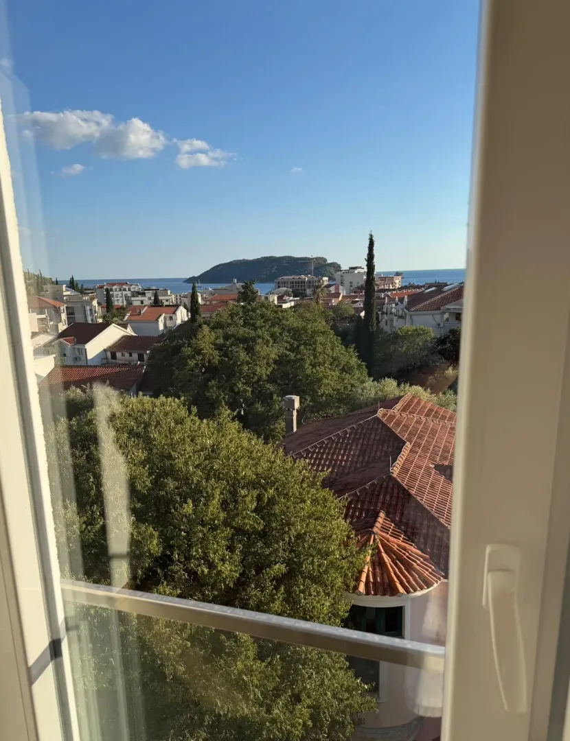 Pogled na grad i more kroz prozor.