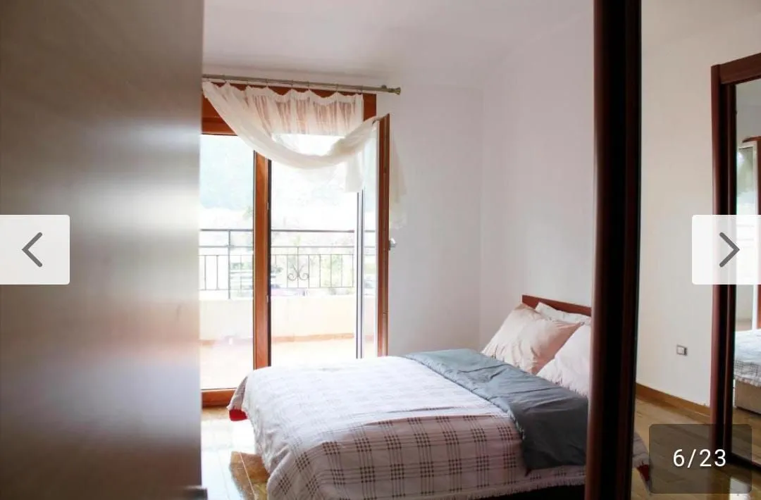Bedroom with a double bed and access to the terrace.