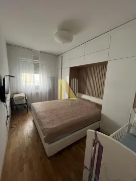 Nameštena spavaća soba sa bračnim krevetom i ugradnim ormarom. - image 8