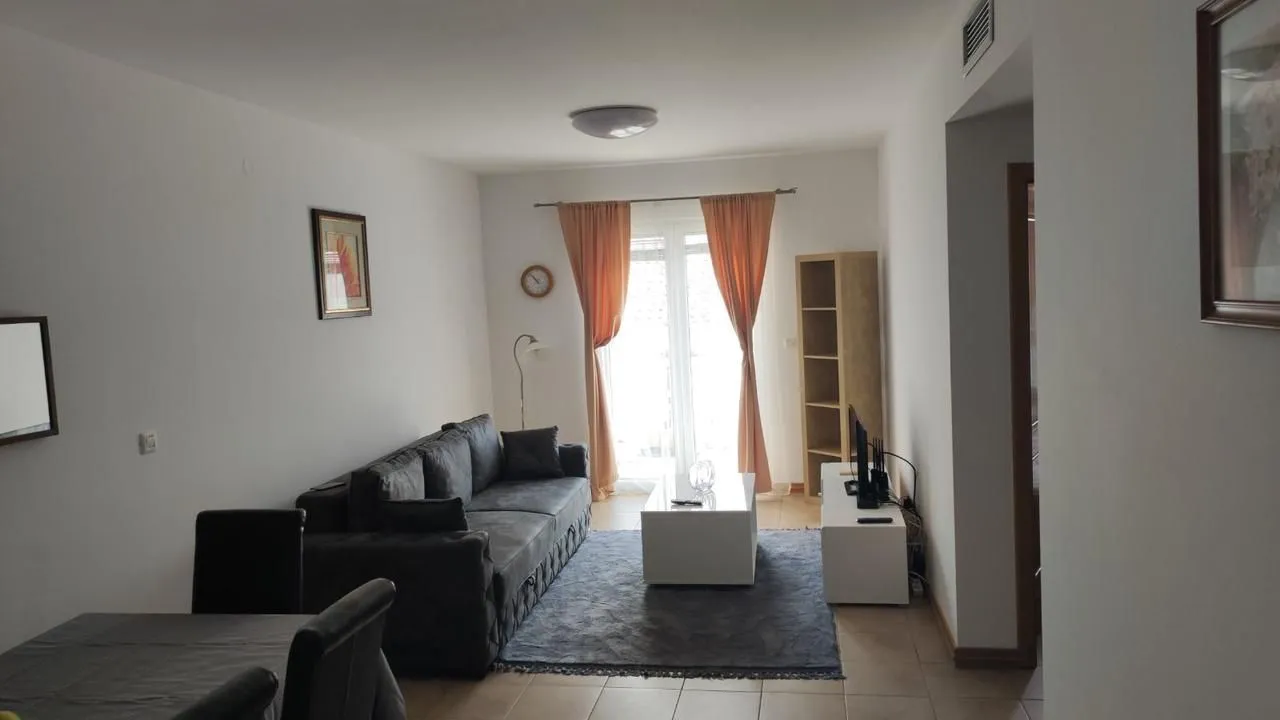 Izdavanje, dvosoban stan, 65m², Bečići, Budva