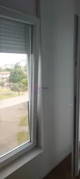 Pogled kroz otvoreni prozor na dvorište i okolne zgrade. - image 19