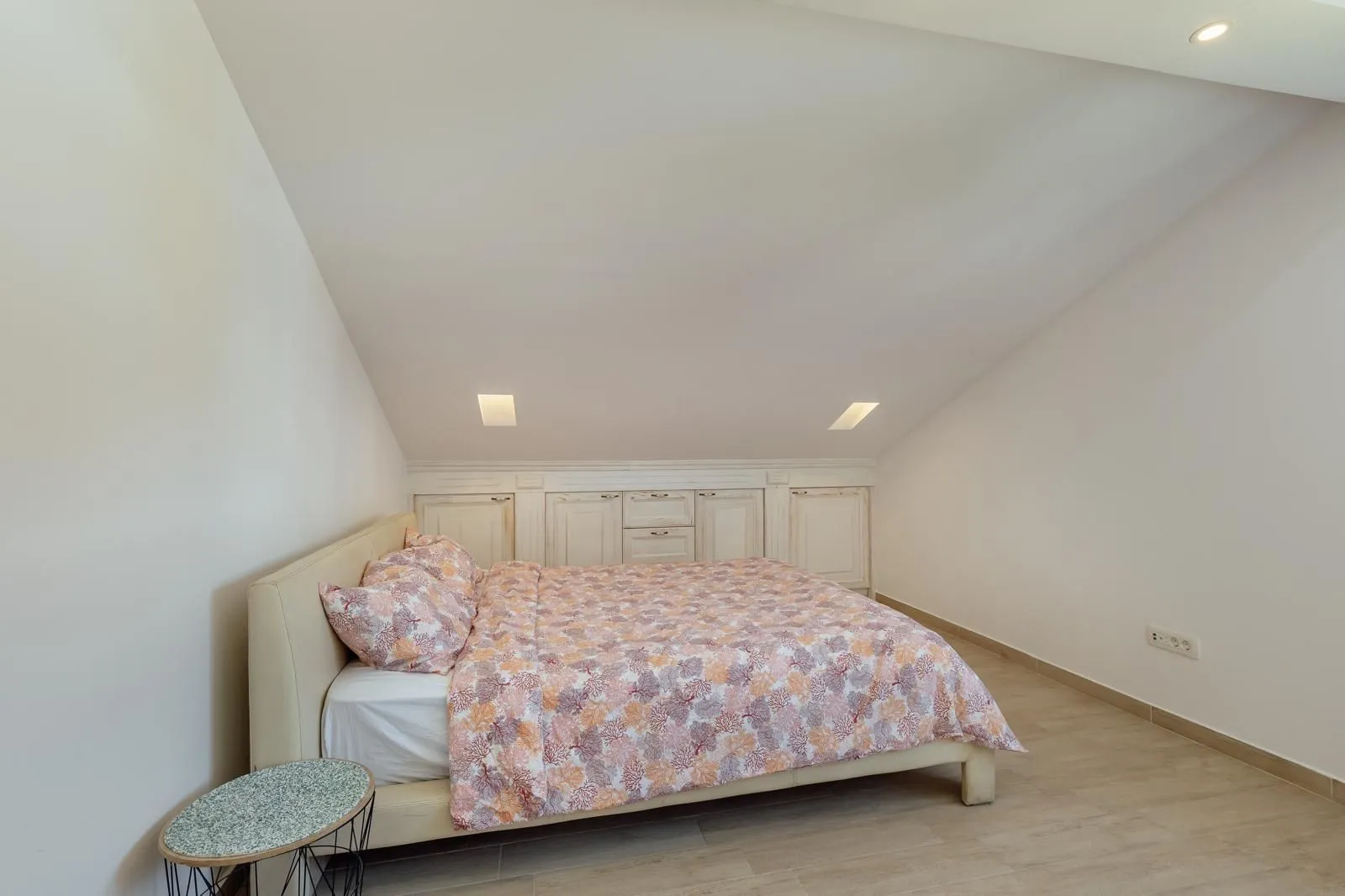 Izdavanje, trosoban stan, 200m², Herceg Novi, Crna Gora