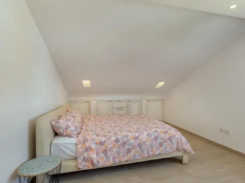 Izdavanje, trosoban stan, 200m², Herceg Novi, Crna Gora - image 12