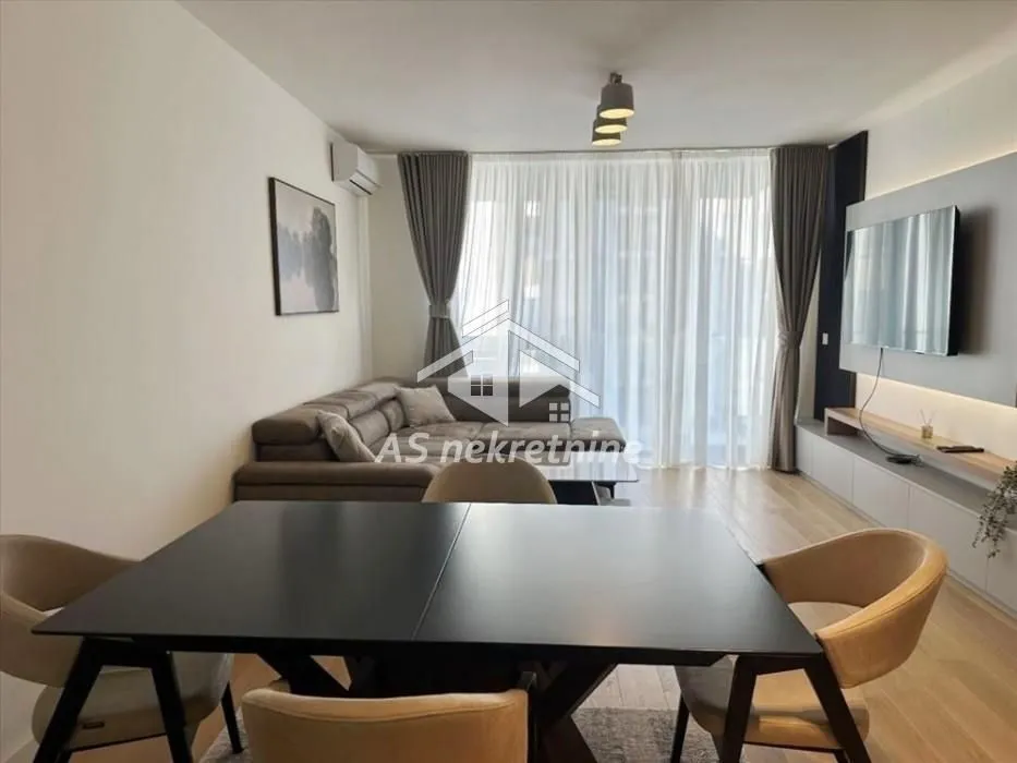 Izdavanje, trosoban stan, 86m², Savski Venac, Beograd