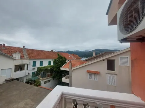Pogled sa balkona na okolne kuće i planine. - image 17