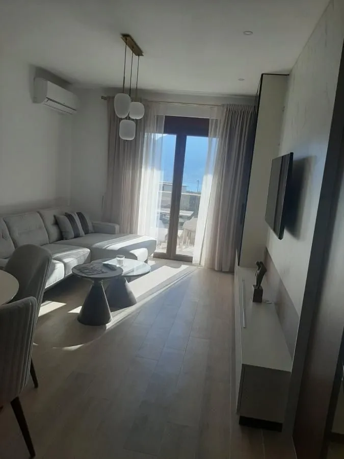Rent, two bedroom apartment, 65m², Dobrota, Kotor