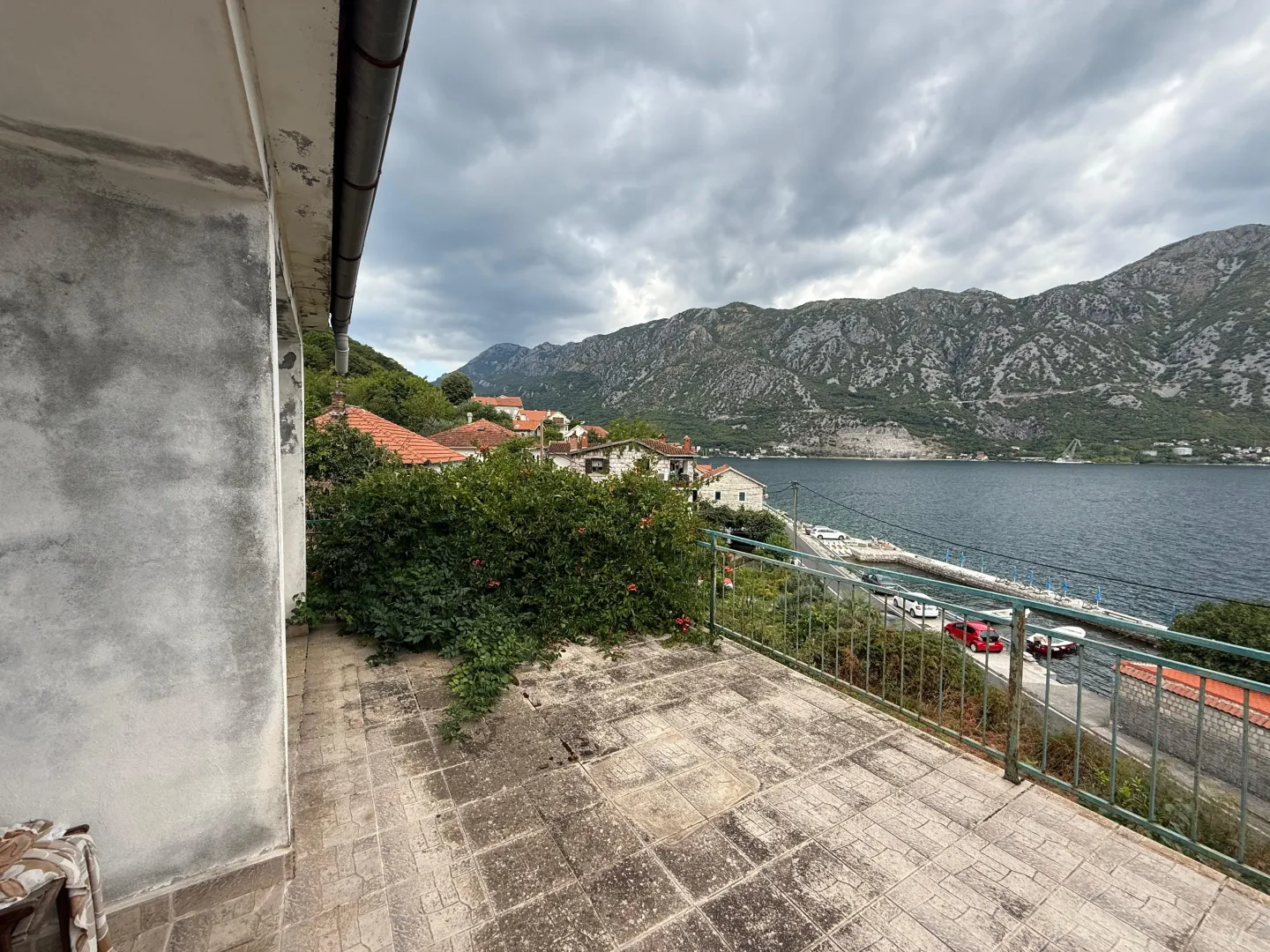 Terasa sa pogledom na more i planine.