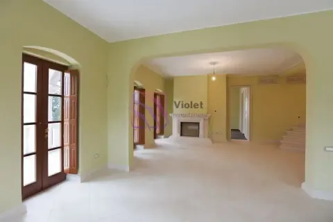 Prostrani svijetli dnevni boravak sa kaminom i balkonskim vratima. - image 6