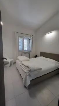 Svjetla i uredna spavaća soba sa bračnim krevetom. - image 8