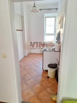 Manja kuhinja sa pločicama na podu i prozorom. - image 12