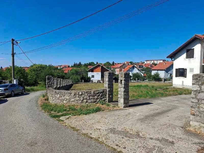 Pogled na dvorište i okolne kuće sa prilaznog puta.
