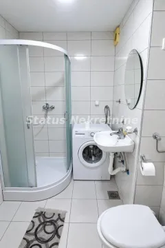 Manje kupatilo sa tuš kabinom, umivaonikom i veš mašinom. - image 2