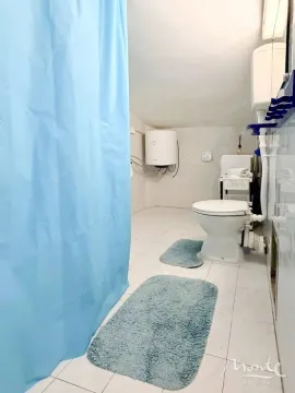 Manje kupatilo sa pločicama, toaletom i bojlerom. - image 4
