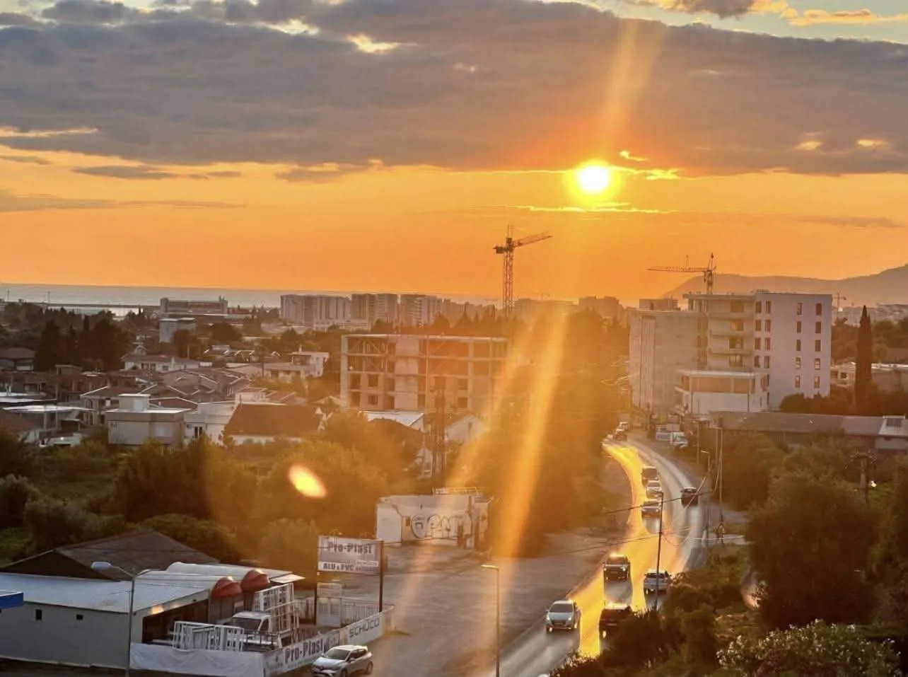Pogled na grad i zalazak sunca sa terase.