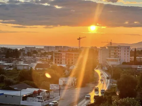 Pogled na grad i zalazak sunca sa terase. - image 10