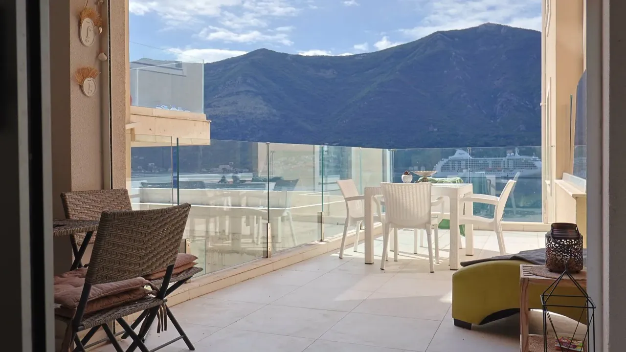 Izdavanje, dvosoban stan, 86m², Dobrota, Kotor