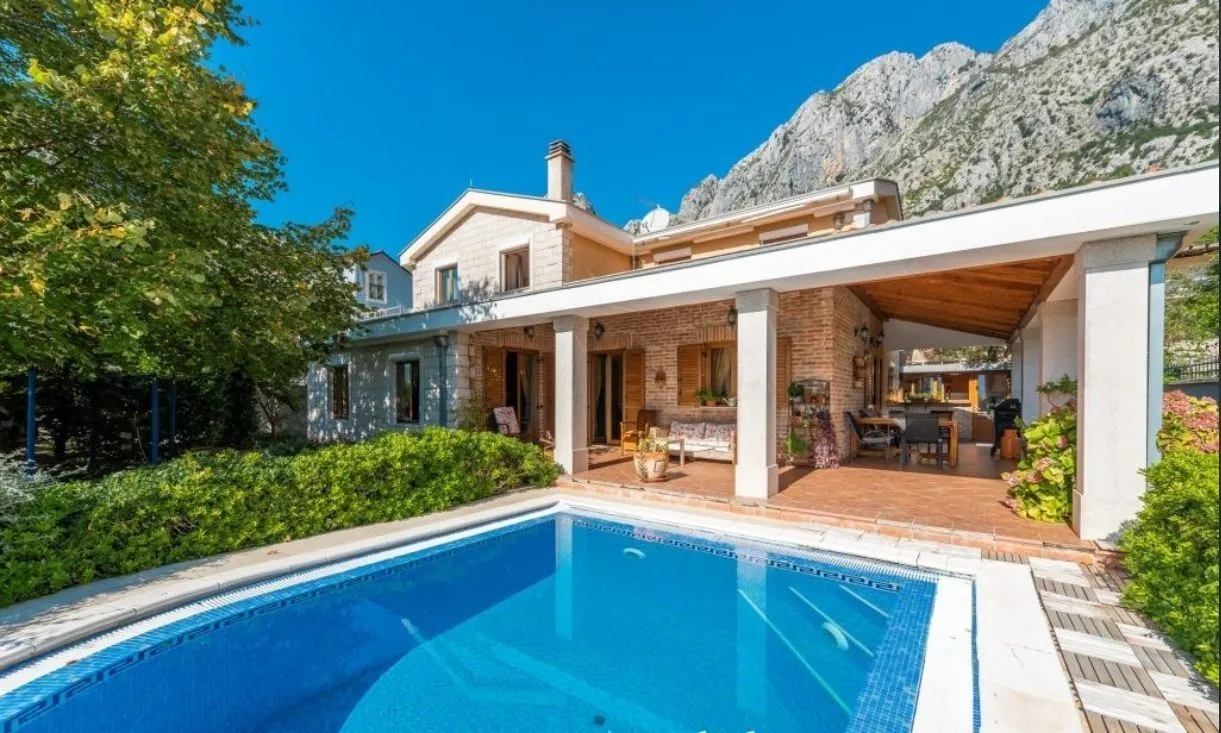Prodaja, kuća, 305m², Orahovac, Kotor